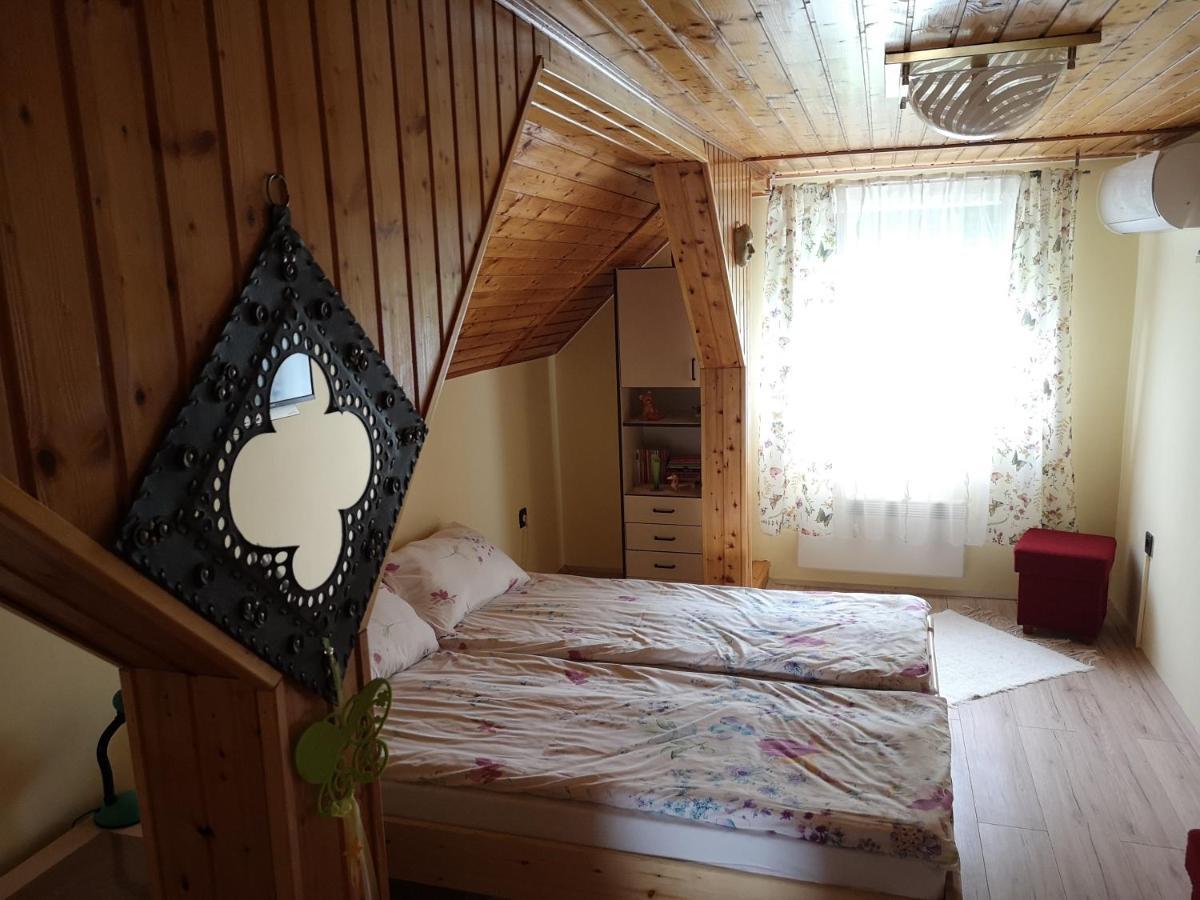 Szabó Vendégház Siklós Esterno foto