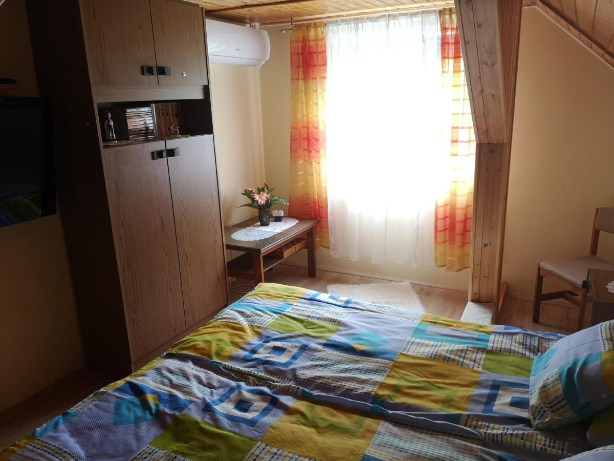 Szabó Vendégház Siklós Esterno foto