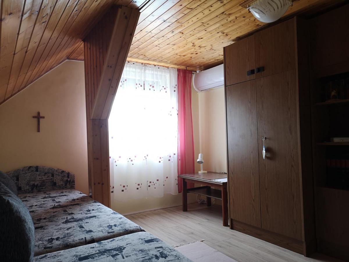 Szabó Vendégház Siklós Esterno foto