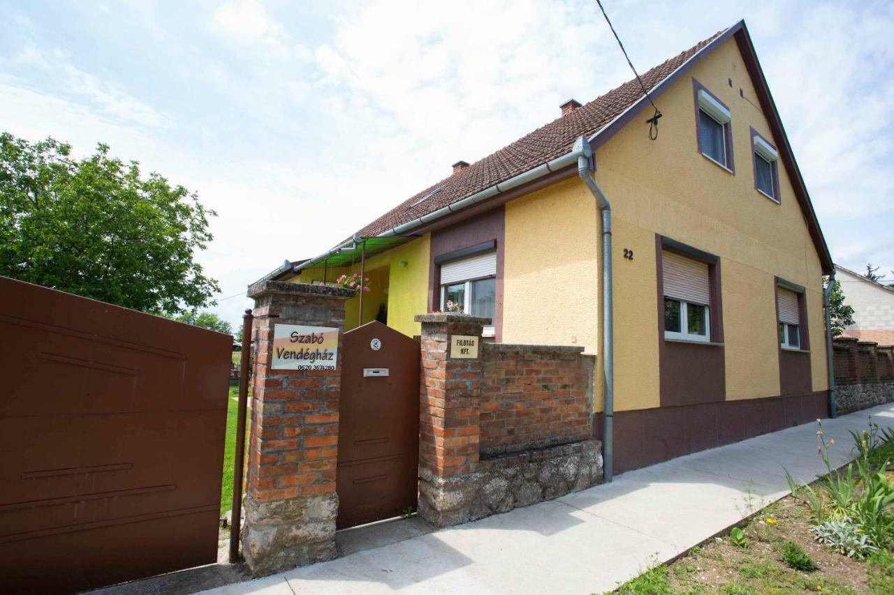 Szabó Vendégház Siklós Esterno foto